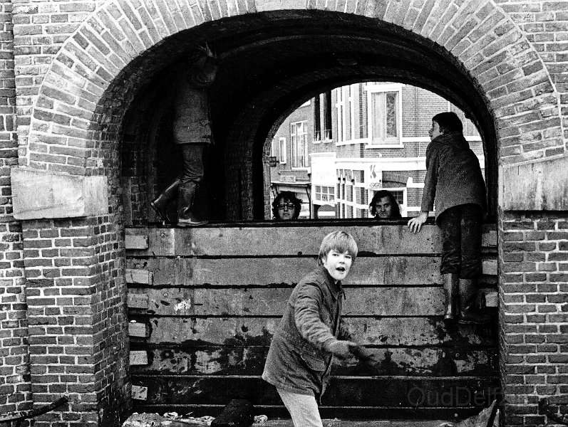 Waterpoort dicht voor hoog water 1976.jpg